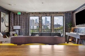 Smart TV, stereo - (Unit 4) 6th Street Suite: 4BR/11Beds - Pool, Rooftop, Garden Bars, Walk to Everything! (Austin)