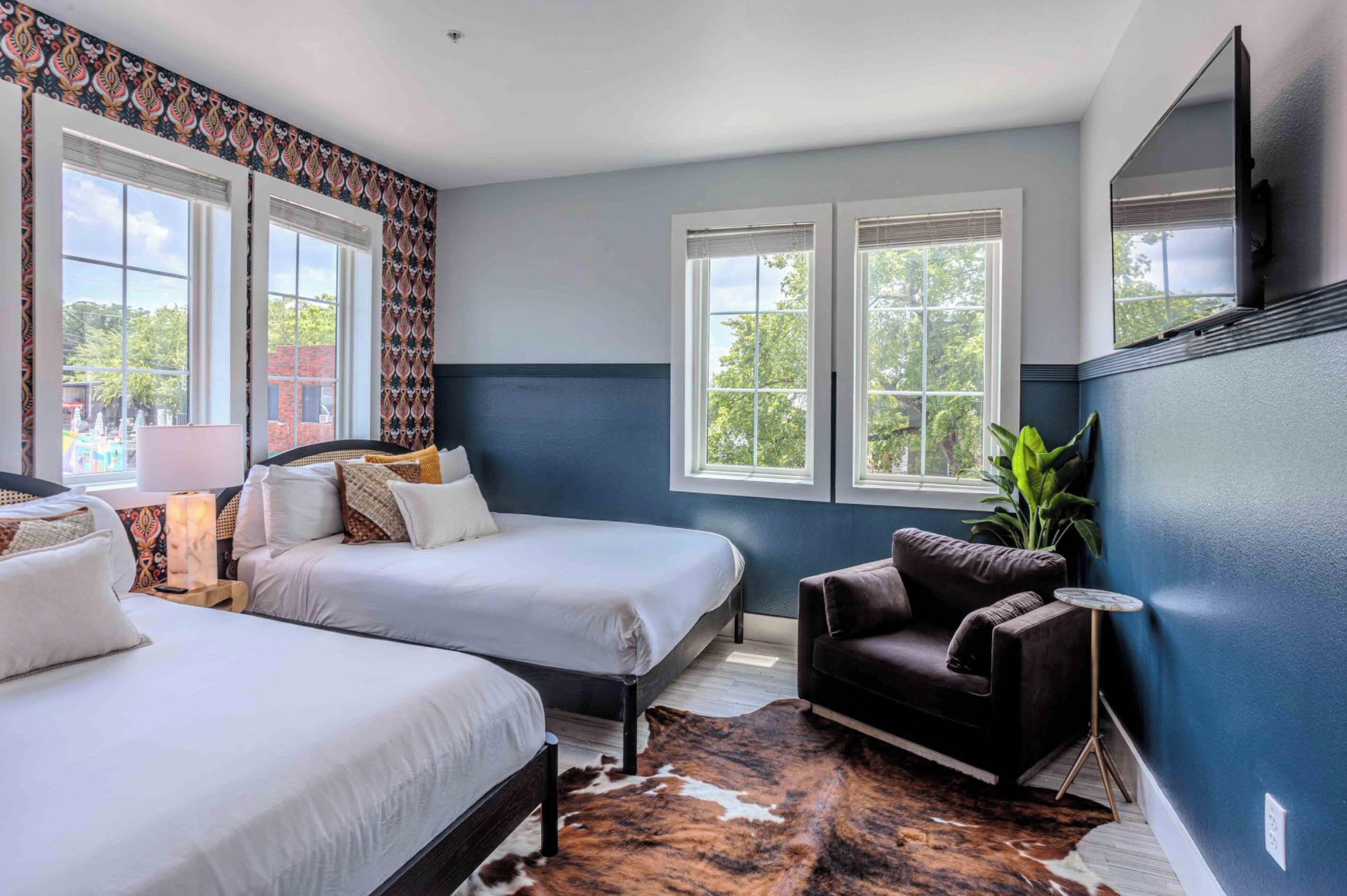 4 間睡房、書桌、熨斗/熨衫板、可攜式嬰兒床