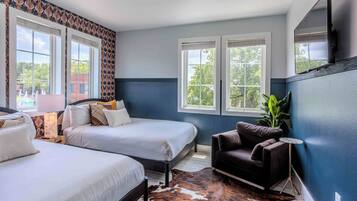 4 間睡房、書桌、熨斗/熨衫板、可攜式嬰兒床