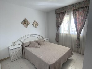2 Schlafzimmer, Bügeleisen/Bügelbrett