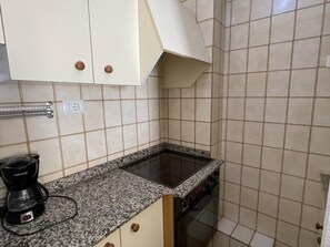 Kjøleskap, mikrobølgeovn, kaffetrakter/tekoker og kjøkkenutstyr