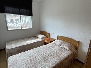 1 soverom og strykejern/-brett