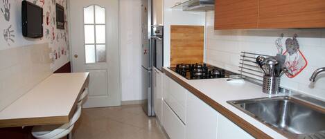 Fridge, oven, stovetop, dishwasher