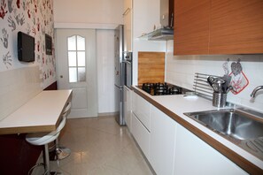 Fridge, oven, stovetop, dishwasher
