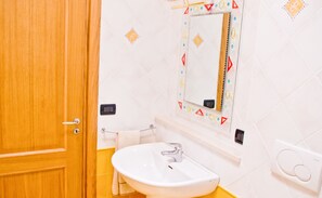 Douche, sèche-cheveux, bidet, serviettes fournies
