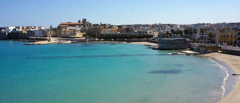 Una spiaggia nelle vicinanze