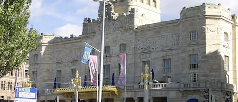 Un edificio histórico con arquitectura clásica, que presenta una cúpula imponente y columnas.