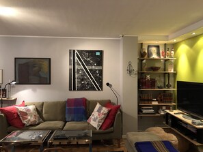 Smart-tv, dvd-afspiller, bøger, videobibliotek