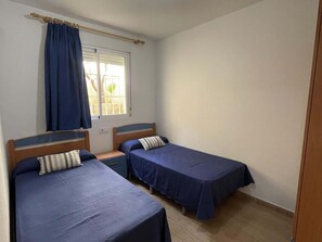 2 chambres, fer et planche à repasser, accès à Internet