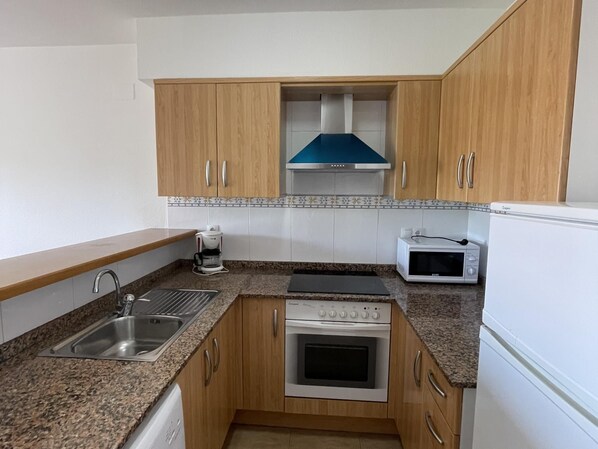 Refrigerador, microondas, horno y cafetera y tetera