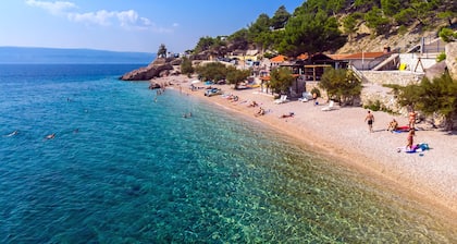 VIIMEISEN minuutin alennus! Täydellinen merinäköala huoneisto omalla ja lämmitetty uima-allas!