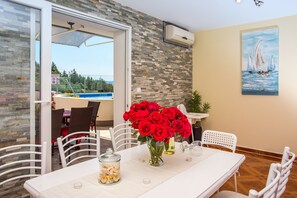 Dining - Perfect sea view apartment with private and heated pool! (Omiš)