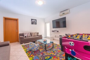 Games room - Perfect sea view apartment with private and heated pool! (Omiš)