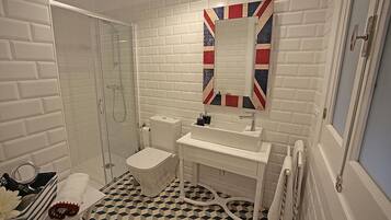 Een douche, een haardroger, handdoeken