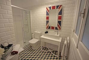 Shower, hair dryer, towels