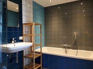 Ensemble baignoire-douche, papier de toilette