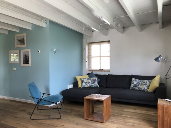 Téléviseur, foyer, lecteur de DVD, table de ping-pong