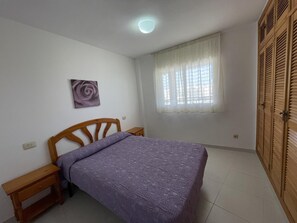2 habitaciones y tabla de planchar con plancha 
