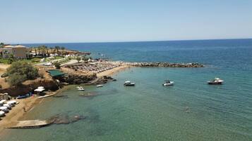Beach nearby, sun loungers, beach towels