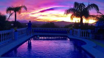 Een verwarmd zwembad