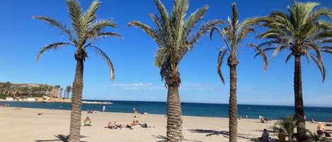 Una spiaggia nelle vicinanze, teli da spiaggia