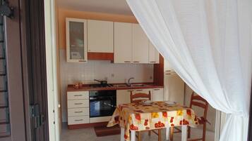 Refrigerador, horno, parrilla de estufa y cafetera y tetera