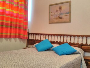 1 chambre, fer et planche à repasser