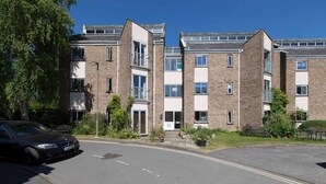 A multi-story residential building with a brick facade, multiple windows, and balconies. - Modern, Warm, Secure and Comfortable Oxford Apartment with easy access to City  (Oxford)