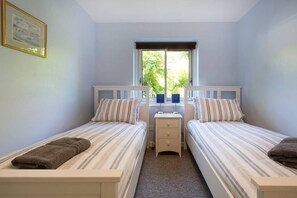 3 bedrooms, iron/ironing board, travel crib, free WiFi - Modern, Warm, Secure and Comfortable Oxford Apartment with easy access to City  (Oxford)