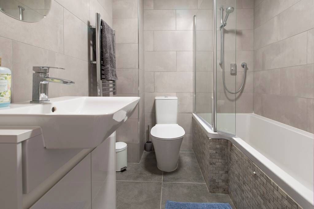 Combined shower/bathtub, hair dryer, towels, toilet paper