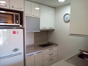 Réfrigérateur, micro-ondes, four, cafetière/bouilloire
