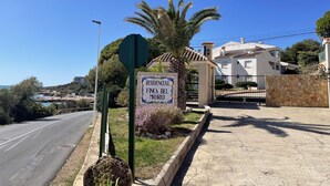 Zona residencial con un letrero que indica 'Residencial Finca del Moro'.