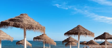 Vlak bij het strand, ligstoelen aan het strand