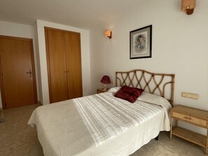 2 soverom og strykejern/-brett