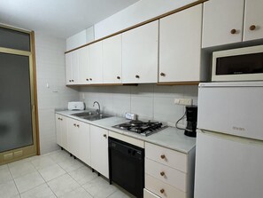 Jääkaappi, mikroaaltouuni, uuni, kahvin-/teenkeitin