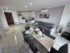 Televisie, een dvd-speler, boeken en een stereo