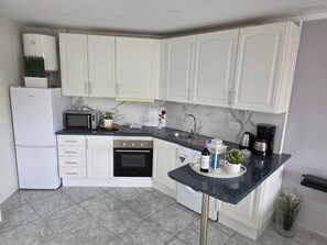 Een koelkast, een microgolfoven, een oven, een kookplaat