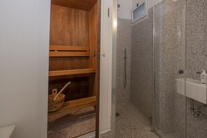 Bañera con ducha, secador de pelo, bidet, toallas