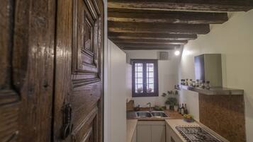 Frigorifero, microonde, forno, piano cottura