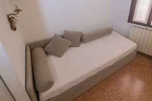 3 habitaciones, tabla de planchar con plancha y cuna de viaje 