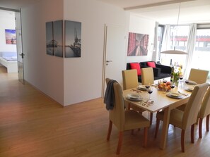Dining - 4-Zi.-Apartment 'Elbkontor II', modern apartment for up to 10 people, WiFi (Hamburg)