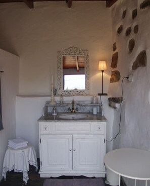 Séchoir à cheveux, serviettes fournies, papier de toilette