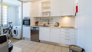 A modern kitchen with white cabinets, a dishwasher, an oven, and a sink. - Nice holiday house with pool and sea view (Porches)