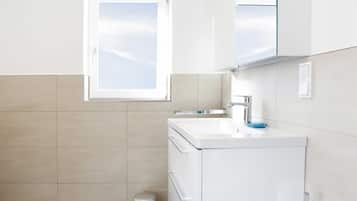 Suihku, hiustenkuivaaja, pyyhkeet, saippua