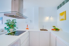 Kjøleskap, mikrobølgeovn, ovn og oppvaskmaskin