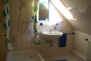 Dusche, Haartrockner, Handtücher, Seife