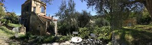 Outdoor dining - Romantic apartment in the olive grove (1,000 sqm) - PARKING space on the property  (Dolcedo)