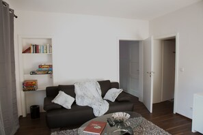 TV, books - Ground floor apartment in former bakery (Fulda)