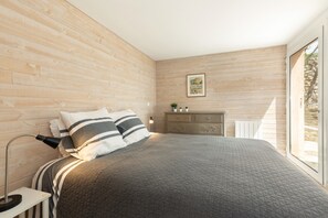 2 bedrooms, iron/ironing board, travel cot, WiFi