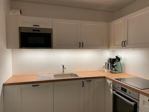 Réfrigérateur, micro-ondes, plaque de cuisson, lave-vaisselle